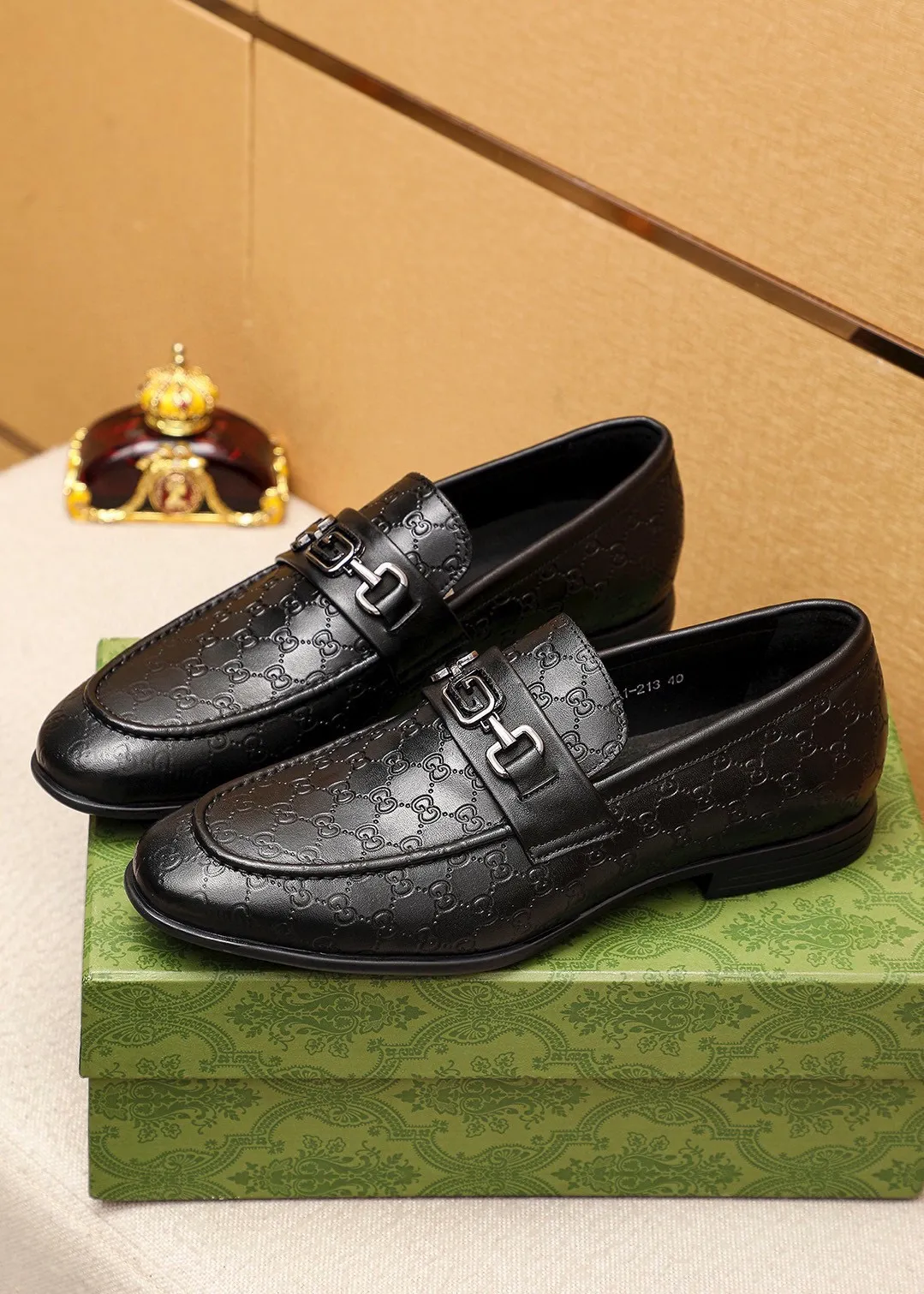 Men's shoes 💰460 💐 Product trademark: GUCCI "Gucci" casual leather shoes Regular size: 39-45 (38.45🉑️customized) Product materials: Selected imported first-layer calfskin embossed upper + luxury hardware buckle, imported cowhide leather lining. Strong three-dimensional visual effect, rubber outsole Color: 1⃣️color optional